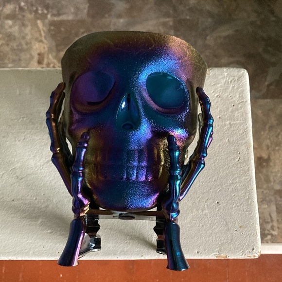 NWT Purple Iridescent Oil Slick Skull 💀 in Hands Snack or Candy Bowl Decoration - Picture 9 of 16